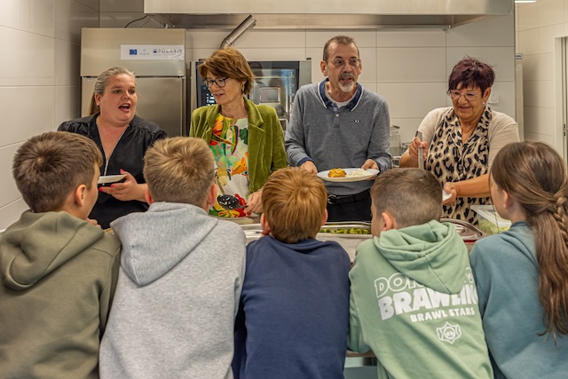 Mittagstisch im Schützenmatt-Schulhaus: Stefanie Corleto (Standortleiterin), Susanna Schlittler (Stadträtin), Daniele Menozzi (Geschäftsführung) und Kerstin Gottstein (Geschäftsleiterin) geben den Kindern das Mittagessen aus. Foto: Markus Raub