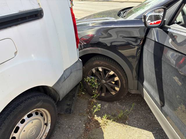 Die Irrfahrt endet nach mehreren Kollisionen. Foto: Polizei Aargau