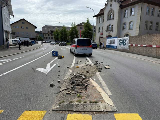 Die Irrfahrt endet nach mehreren Kollisionen. Foto: Polizei Aargau
