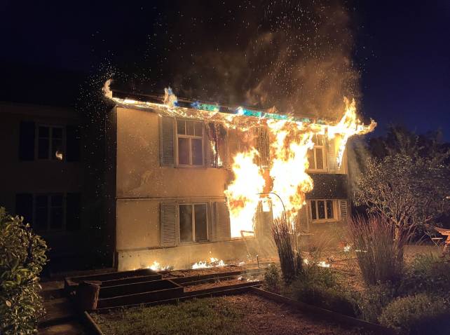 Beim Brand eines Mehrfamilienhauses in Thürnen wurde eine Person verletzt.