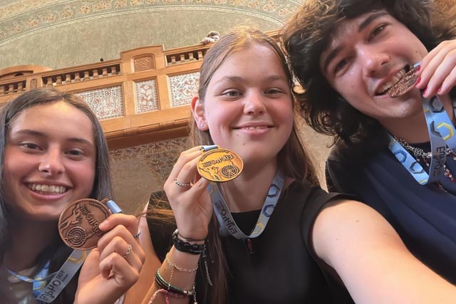 Leon Zimmermann (rechts), Sania Gandbhir (links) und Anna Ineichen (Mitte) gewannen je eine Bronzemedaille. Foto: zVg