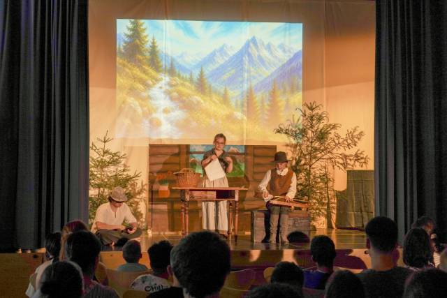 Wilhelm Tell mit seiner Frau Hedwig und seinem Sohn Walter in einer Szene der Theateraufführung der HPS Fricktal. Foto: zVg