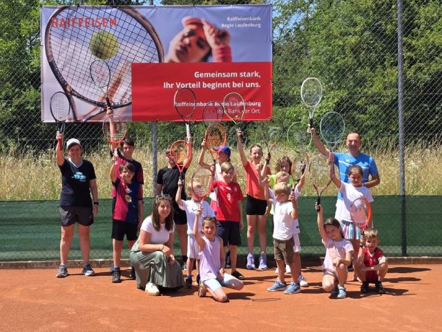 Dreifach-Gewinn: Raiffeisen, Jugend und TC KWL ziehen an einem Strang – die Kinder freut’s.