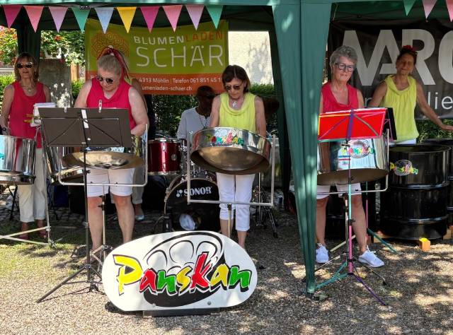 Seit 30 Jahren musiziert die Band Panskan gemeinsam auf Steelpans, den aus der Karibik stammenden Blechinstrumenten. Foto: Lilia Staiger