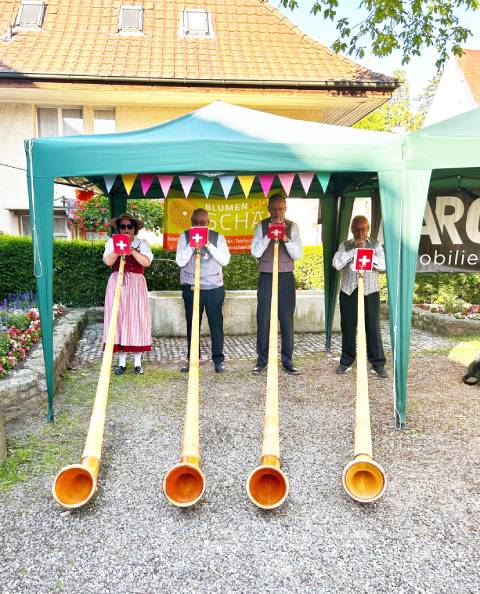 «D Alphörner vom Sunnebärg» begeisterten mit traditionellen Klängen. Foto: Lilia Staiger
