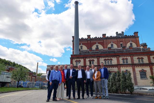 Von links: Christian Müller, zurückgetretener Geschäftsführer WVR und Projektleiter Wärmegeschäft (AEW), Thomas Janssen, Leiter nachhaltige Entwicklung (Feldschlösschen), Claudia Rohrer, Stadtpräsidentin Rheinfelden, Jürg Gasser, Mitglied des Verwaltungsrats der WVR und Leiter Finanzen und Ressourcen Rheinfelden, Marc Ritter, CEO der AEW und Präsident des Verwaltungsrats der WVR, Franco Mazzi, zurückgetretenes Verwaltungsratsmitglied der WVR und alt Stadtammann Rheinfelden, Daniel Wernli, Mitglied des Verwaltungsrats der WVR und Leiter Wärmeproduktion (AEW), Patrick Siegrist, Teamleiter Finanzbuchhaltung (AEW, Aktionärsvertreter), Amantina Meyer, VR-Sekretärin WVR und Juristin (AEW), Kevin Wister, Geschäftsführer WVR und Projektentwickler Wärme (AEW). Foto: zVg