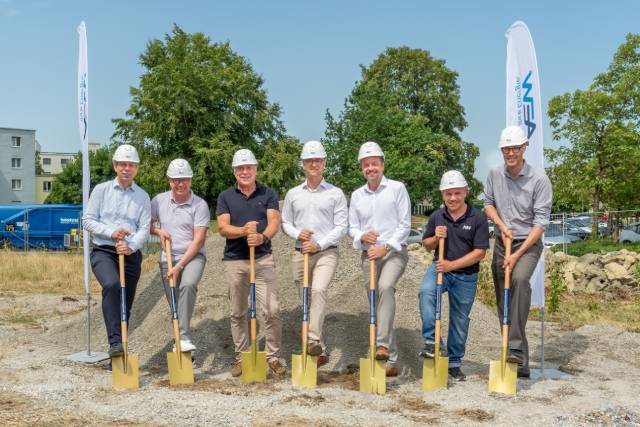 Spatenstich für die Wärmezentrale des AEW-Wärmeverbunds Mutschellen am 30. Juni in Widen (von links): Christian Moser, Gemeinderat (Gemeinde Widen), Daniel Wernli, Leiter Wärmeproduktion (AEW), Martin Keller, Head of Real Estate Switzerland (Sika Schweiz AG), Philipp Keil, Präsident des Verwaltungsrats (Elektra Widen Betriebs AG), Marc Ritter, CEO (AEW), Stefan Fischer, Projektleiter Wärmegeschäft (AEW), David Gautschi, Leiter Geschäftsbereich Produktion (AEW); Foto: zVg