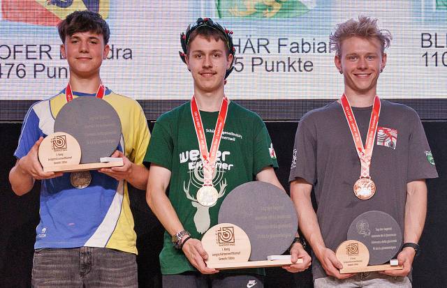 Eidgenössischer U21-Sieg mit dem 300-m-Gewehr für den Ammerswiler Florian Deubelbeiss (Mitte), links der zweitklassierte Thurgauer Béla Schmid, rechts der Freiburger Neljo Ganarin. (Foto: PD)