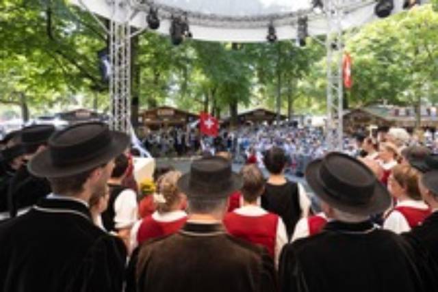 Die Fahnenschwinger eröffneten das Eidgenössische Jodlerfest; Foto: Peter Wehrli