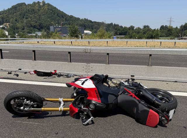  Bei einem Auffahrunfall auf der Autobahn Richtung Zürich wurde der Motorradfahrer mittelschwer verletzt.