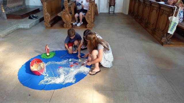 Der ökumenische Schulgottesdienst in Herznach stand unter dem Motto «Neue Wege».