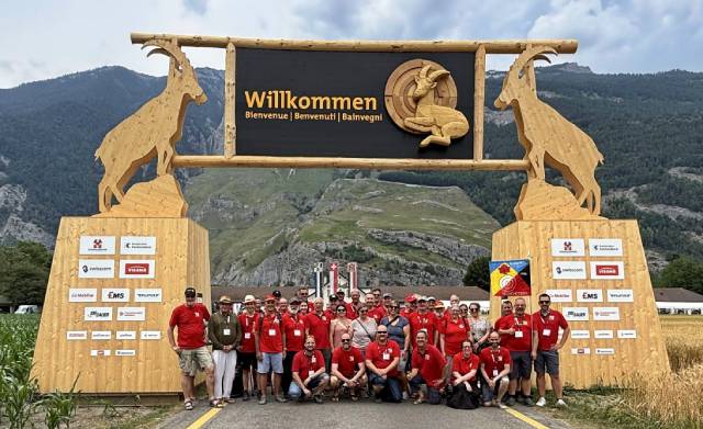 Die stattliche Delegation aus Kaisten und Laufenburg vor dem Eingang zum Festgelände in Chur