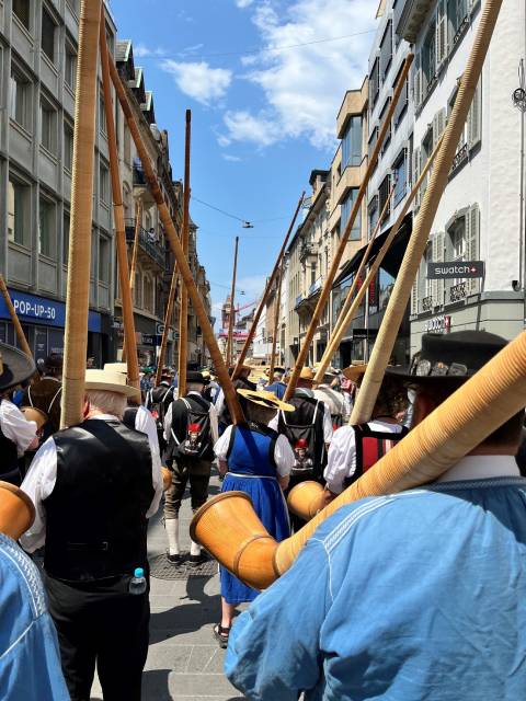 Impressionen vom Auftritt der Alphorngruppe Magden beim Eidgenössischen Jodlerfest in Basel