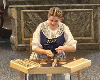 Anja Mettler trat mit dem Hackbrett in der Kirche Oeschgen auf.