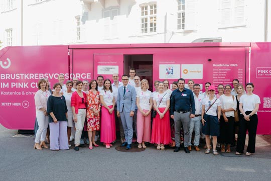 Eröffnung des PINK CUBE am 25. Juni 2026 in Liestal vor dem Regierungsgebäude mit PINK CUBE Partnern, Politiker:innen und Gästen. Foto: © PINK CUBE / Chiara Rimoldi