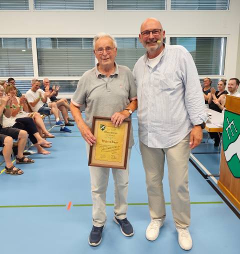 Gemeindeammann Rainer Schaub (rechts) überreichte Wilfried Käser die Ehrenbürgerurkunde. Foto: zVg