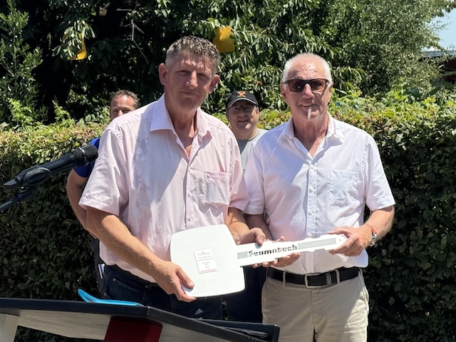 Gemeindeammann Beat Käser erhält von Peter Jäggi, Feumotech AG, symbolisch den Schlüssel für eines der Fahrzeuge überreicht. Foto: Lilia Staiger