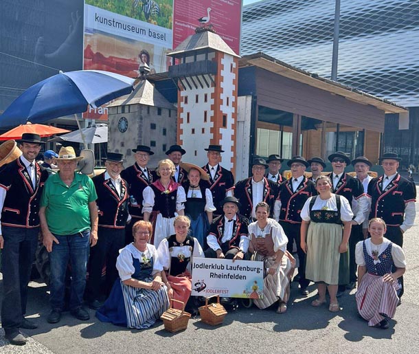 Der Jodlerklub präsentierte sich am Umzug mit einem liebevoll gestalteten Wagen. Foto: zVg