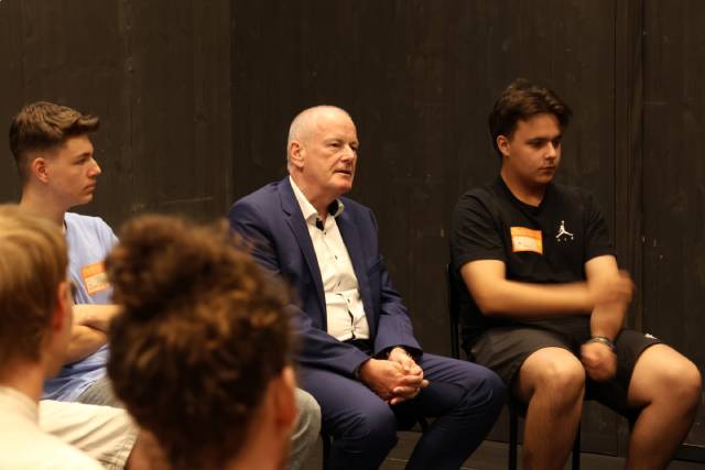 Landammann Stephan Attiger, Vorsteher des BVU, tauschte sich am Donnerstag, 2. Juli 2026, im Stapferhaus mit den Berufsschulklassen aus. Foto: Copyright Kanton Aargau