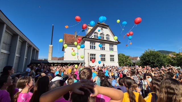 Wunschballone werden fliegen gelassen von den Sechstklässlern. Foto: Monika Hauswirth