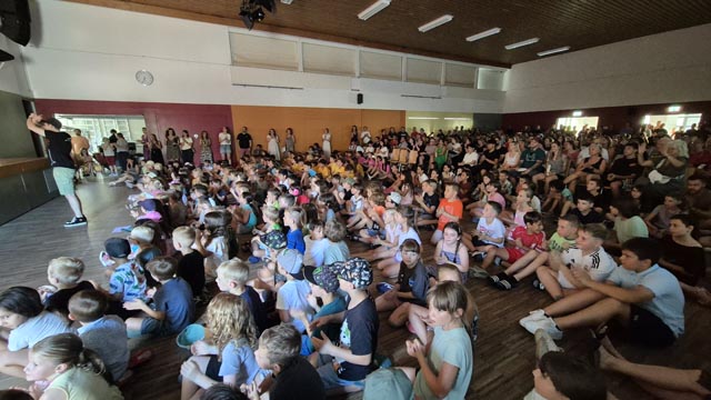 Zahlreiches Publikum füllt die Mehrzweckhalle. Foto: Monika Hauswirth