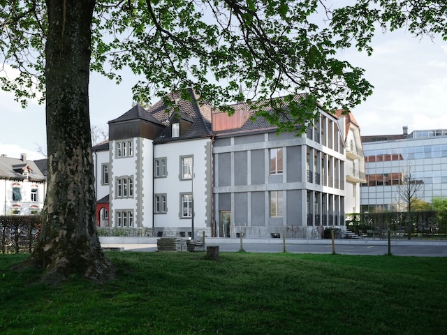 Die Römisch-Katholische Kirche im Aargau bündelt die Aufgaben der bisherigen vier Fachstellen Bildung und Propstei, Diakonie, Jugend und junge Erwachsene sowie Katechese – Medien im neuen «Zentrum für Kirchliche Arbeit und Entwicklung». Das Zentrum startet offiziell am 1. Januar 2027 und positioniert sich als Fachzentrum für Kirchenentwicklung. Alle bisherigen Mitarbeitenden können im neuen Zentrum weiterbeschäftigt werden; auf unserem Bild ddas Domizil der Römisch-Katholischen Kirche im Aargau an der Feerstrasse 8 in Aarau. Foto: Froelich &amp; Hsu Architekten
