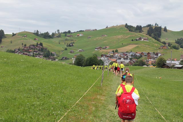 Wanderung auf dem Barfussweg. Foto: zVg