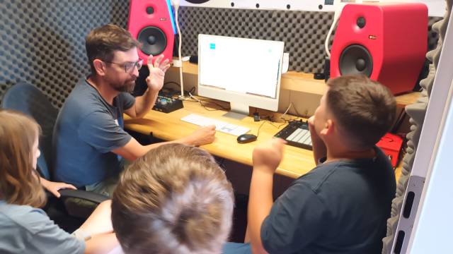 «Am Musikprogramm»: Unter professioneller Anleitung wurde mit einem Musikprogramm der Sounds gebastelt.