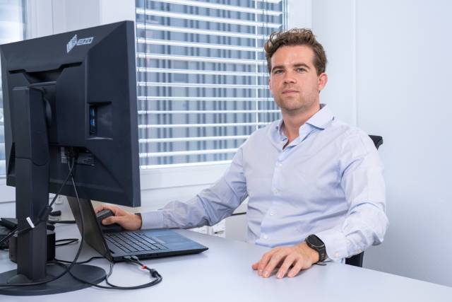Tom Terlouw vom Paul Scherrer Institut PSI untersuchte mit seinem Team rund 13'000 Szenarien für die klimaverträgliche Produktion von Ammoniak, dem Ausgangsstoff von Düngemitteln. «Dezentrale Anlagen können Lieferketten verkürzen, Treibhausgasemissionen senken und die Versorgung mit Dünger robuster machen.» Foto: © Paul Scherrer Institut PSI/Mahir Dzambegovic