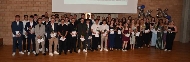 Die jungen Kauf- und Detailhandelsleute bei der feierlichen Diplomfeier in der Aula des Berufsbildungszentrums Rheinfelden