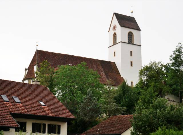 Wie eine Krone über dem Dorf liegt die Kirche.