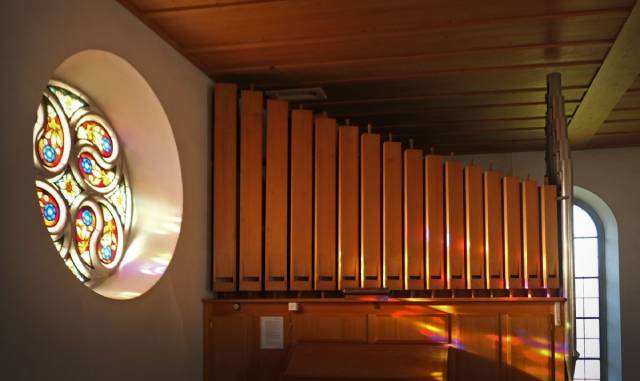 Die Glasfenster in der Kirche