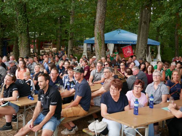 Zahlreiche Besucher waren zum Festakt in den Eichwald gekommen.