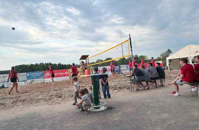 Am Freitag- und Samstagabend wurde ein Beachvolleyballturnier ausgetragen.
