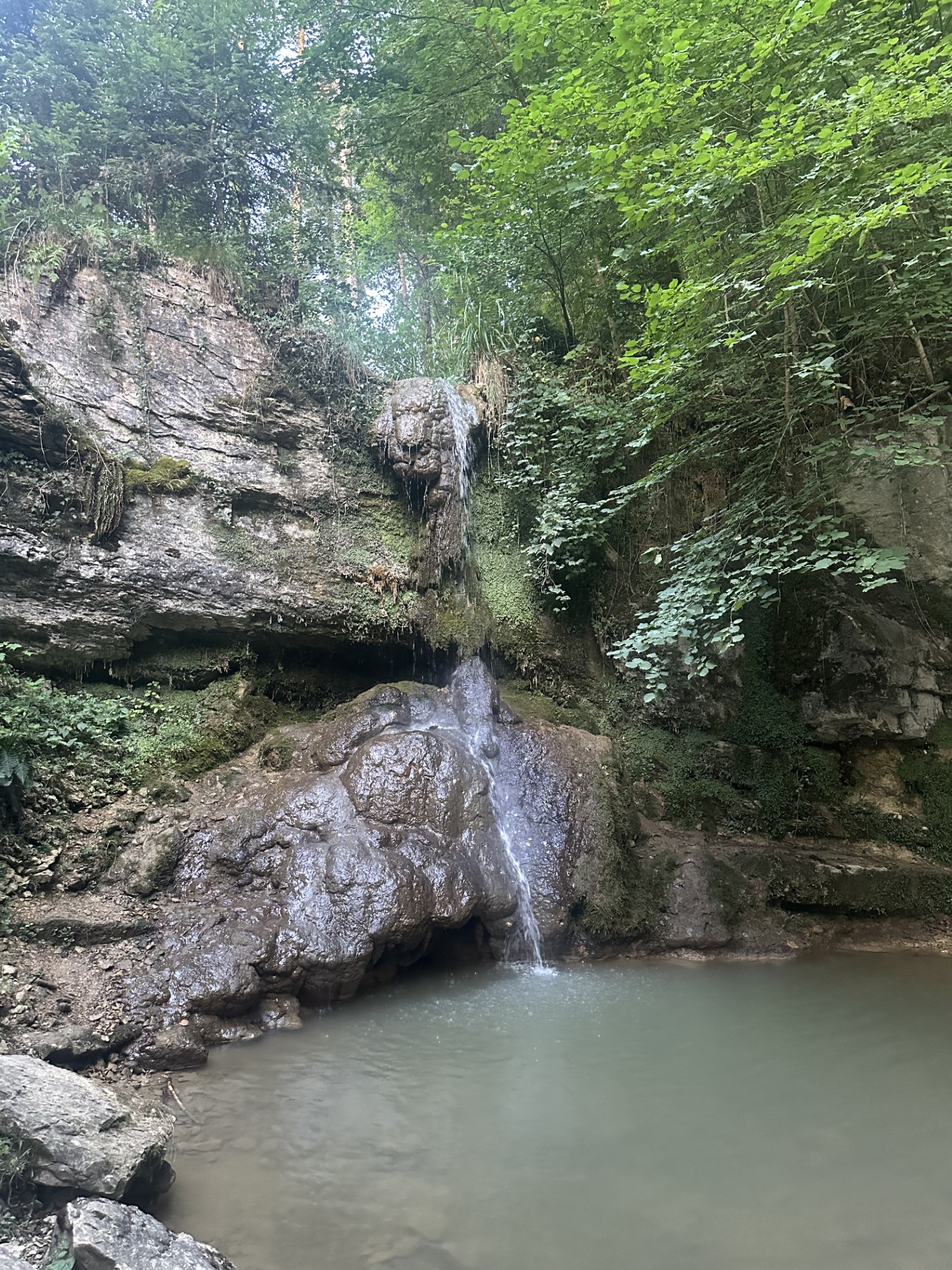 Dünnes Rinnsal statt Wasserfall im Sagemülitäli. Foto: Sonja Fasler