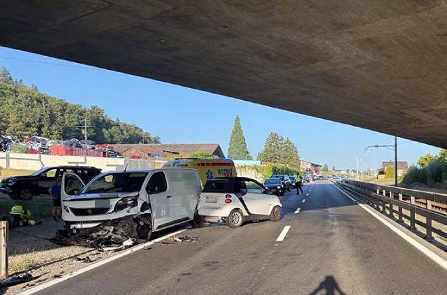 Bei der Kollision, an der drei Autos beteiligt waren, zogen sich zwei Personen leichte Verletzungen zu.