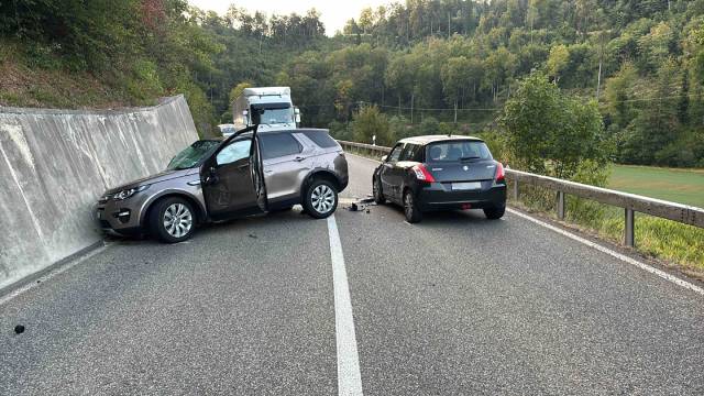 Eine Person wurde bei dem Unfall in Liesberg verletzt.