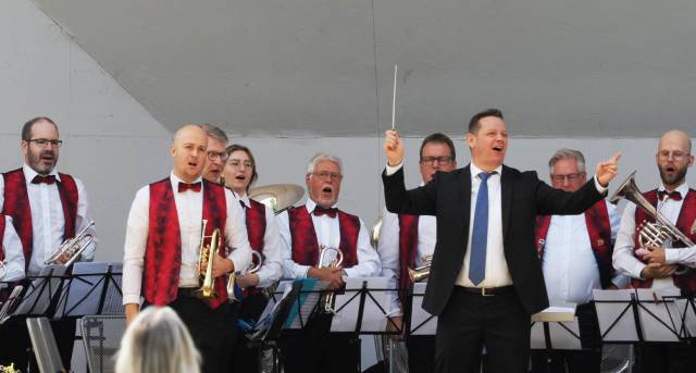 Die Brass Band Zuzgen begeisterte das Publikum im Schlosspark Bad Säckingen. Foto: Heike Müller