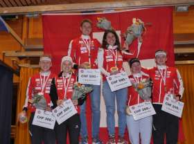 Matthias Kyburz und Elena Roos standen bei Nacht-OL Schweizer Meisterschaft wieder ganz oben auf dem Podest. Foto: Christian Aebersold